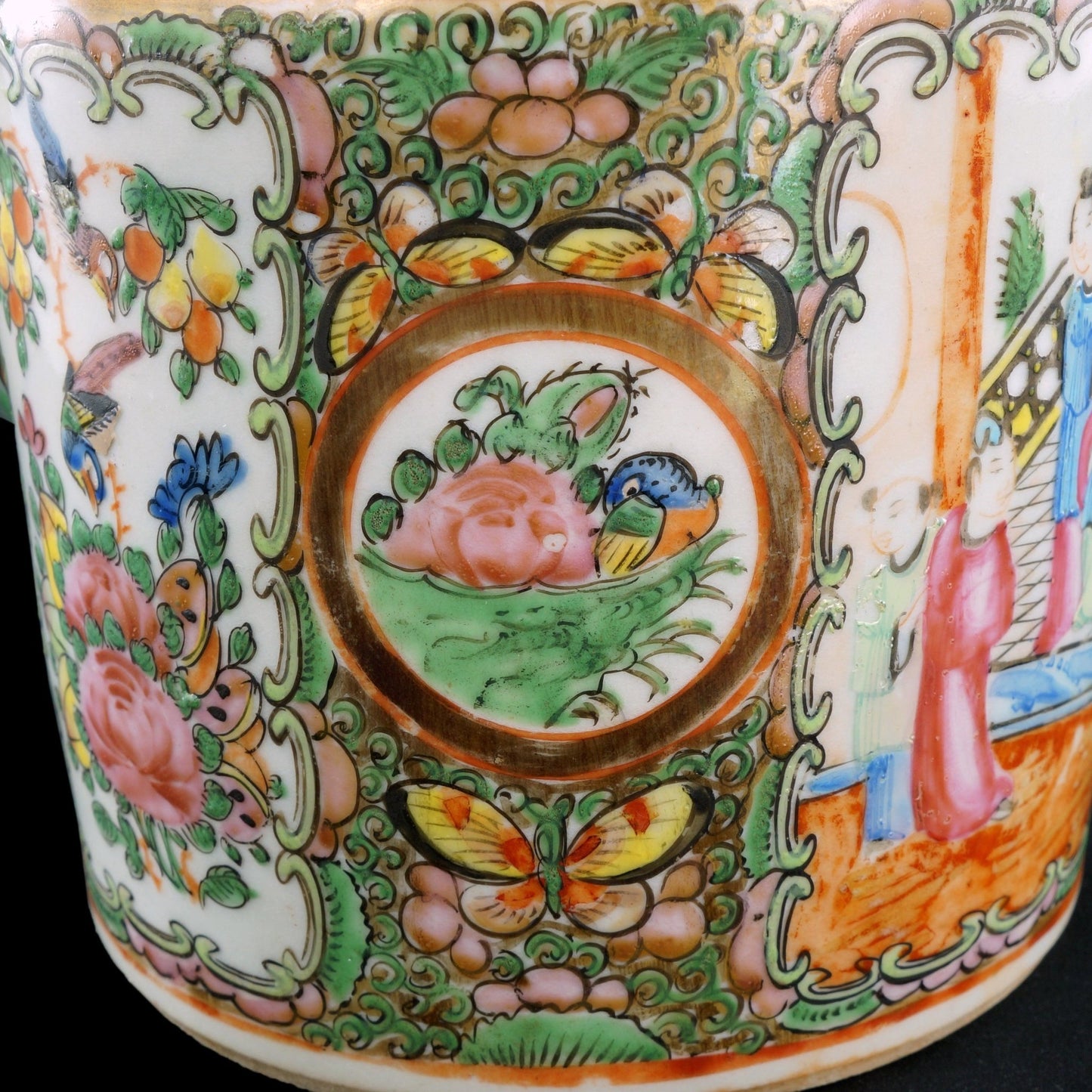 Chinese Rose Medallion Teapot 2nd Half 19 Century - Bear and Raven Antiques